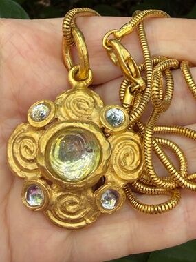 R J GRAZIANO LARGE LIGHT GREEN CABOCHON FLOWER PENDANT LONG SNAKE CHAIN NECKLACE